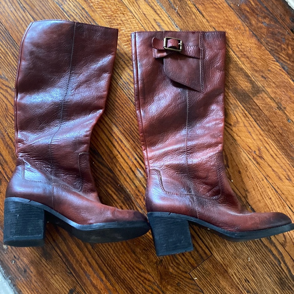 Beautiful leather Lucky Brand leather boots barely lil discolor from the sun